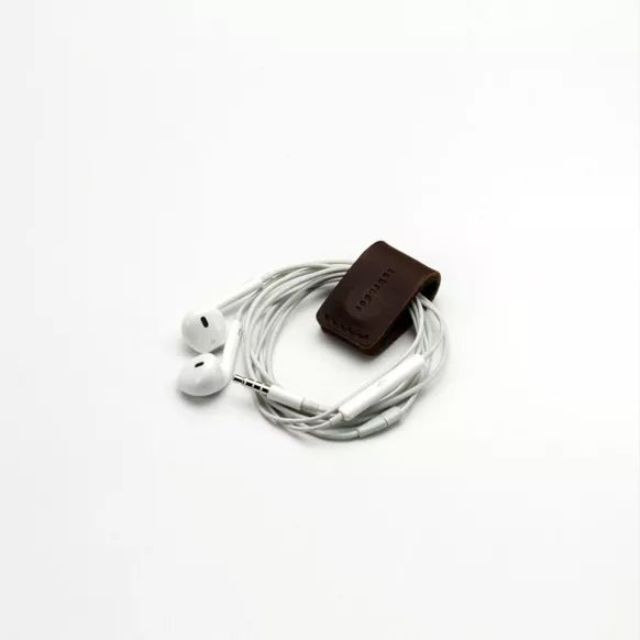Magnetic leather clip for earphones in Chocolate brown leather