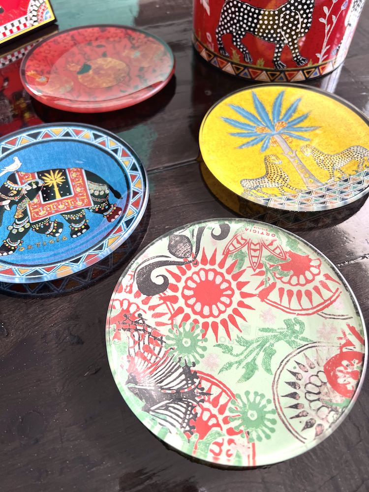 Decorative Tin with 5 Glass Plates Red